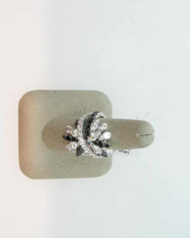 BLACK & WHITE FLOWER MOTIF D